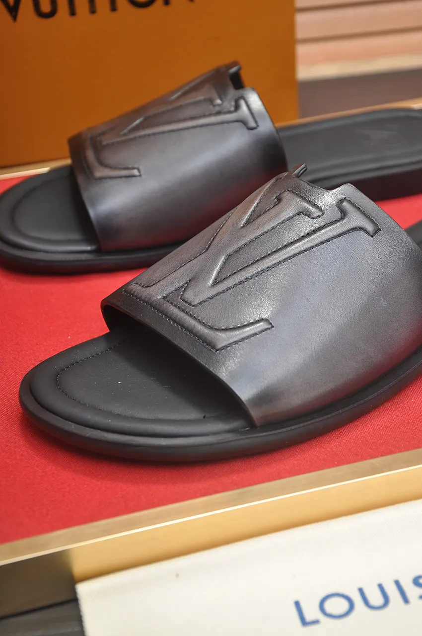 Men's shoes 💰360💶 [Louis Vuitton LV slippers] (high-end cowhide) counter 1:1 fashion style, a must-have for summer! The designer used LV’s iconic outsole. The original simple slippers instantly become fashionable! The upper is made of flexible special cowhide leather straps alternately, and the workmanship is exquisite! A must-have for stylish men in summer, size 38-46 (45 46 customized)